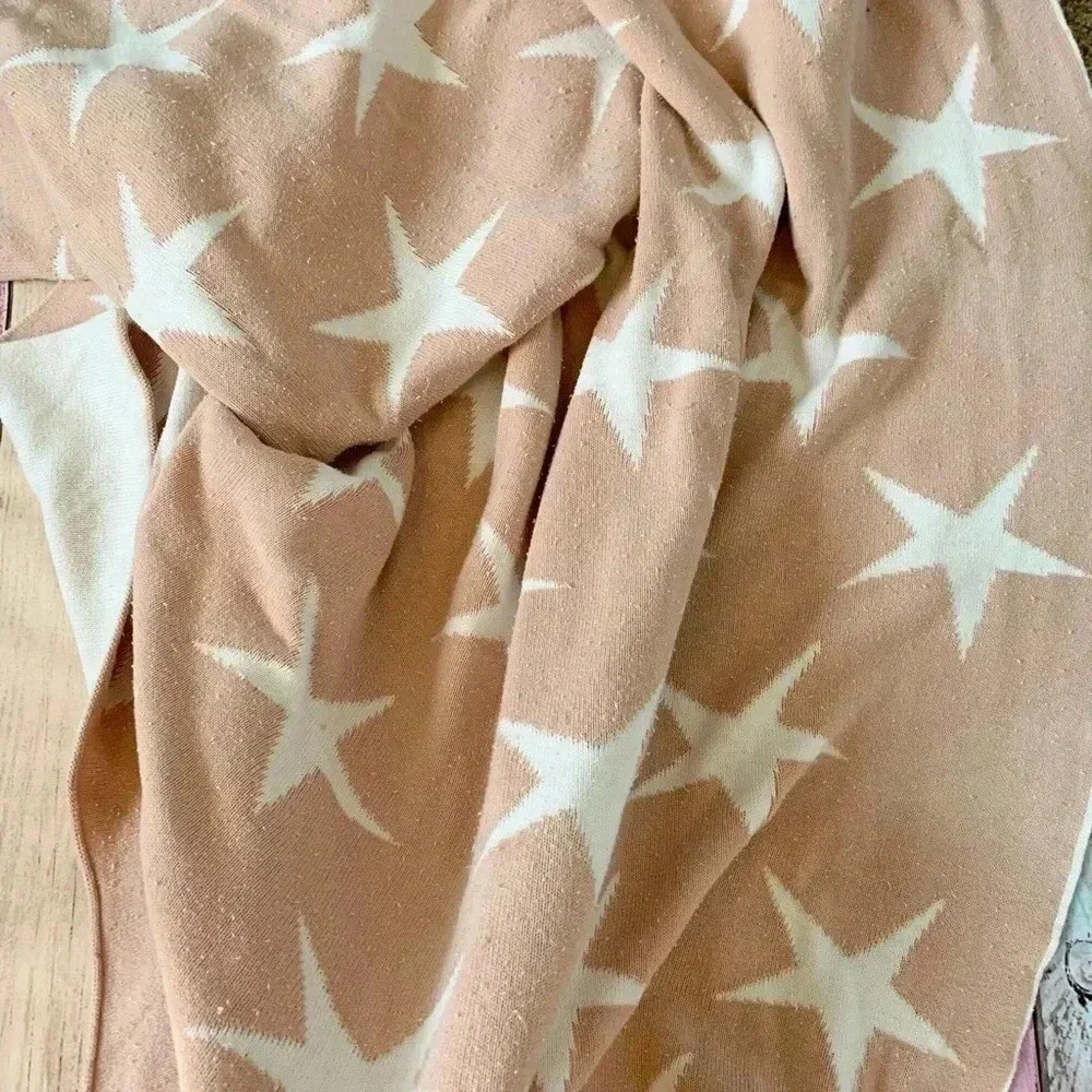 Darzzi pink and white stars blanket
